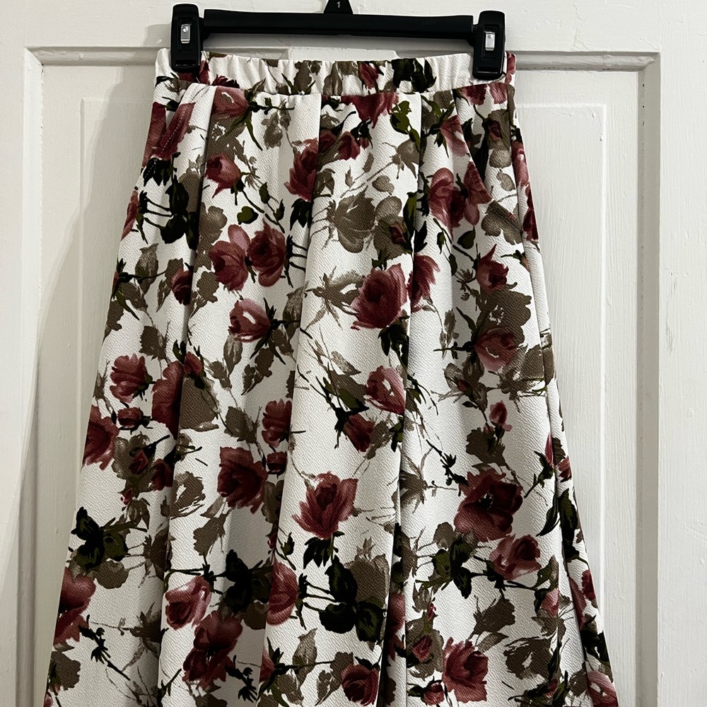 Emberley skirt size S, white with pink flowers